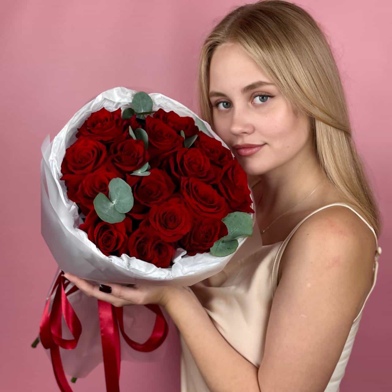 Красные розы Эвкалип в упаковке 15 шт.