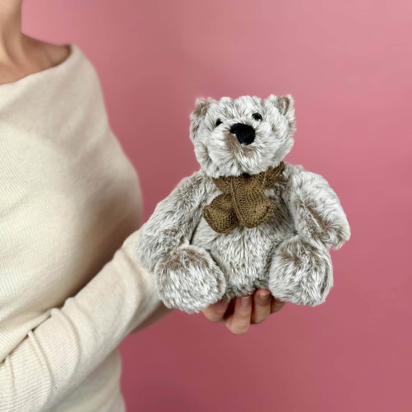 Игрушка мягконабивная ТМ "Relana" Мишка в коричневом шарфике, 18 см, в/п 18*14*12 см — фото 1