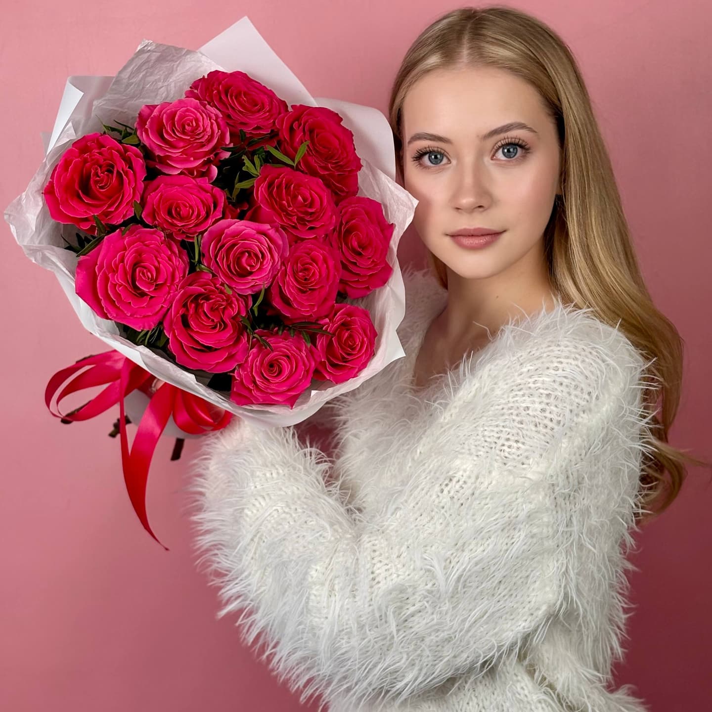Розовые розы с зеленью 13 шт. в упаковке — миниатюра 2