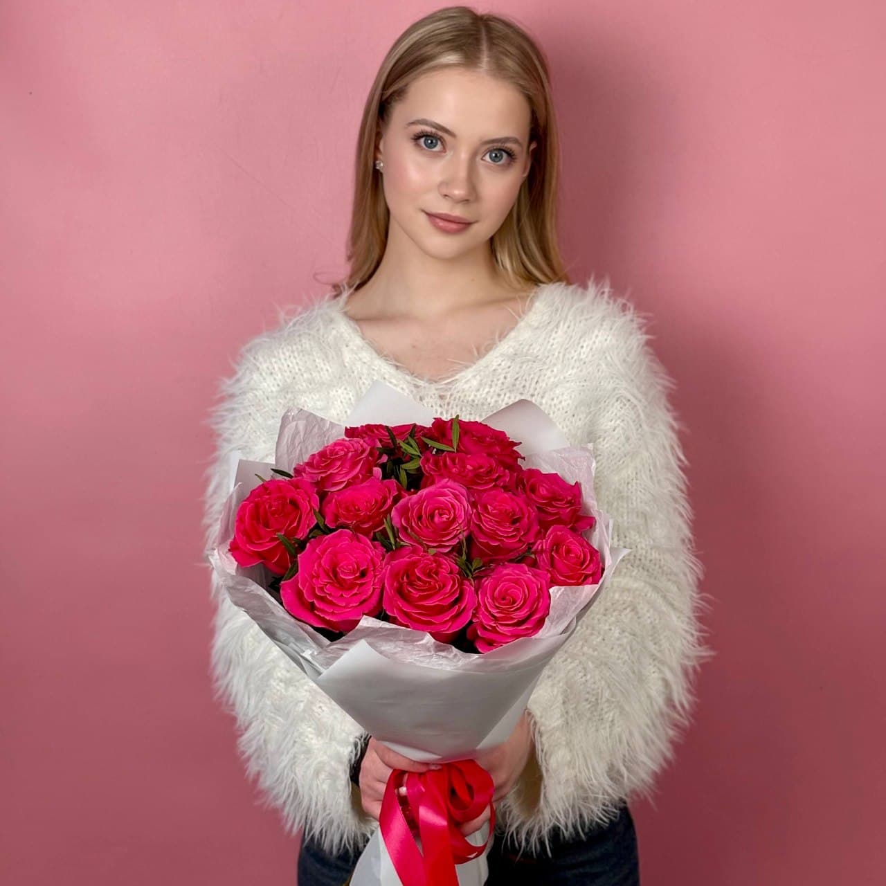 Розовые розы с зеленью 13 шт. в упаковке — миниатюра 5