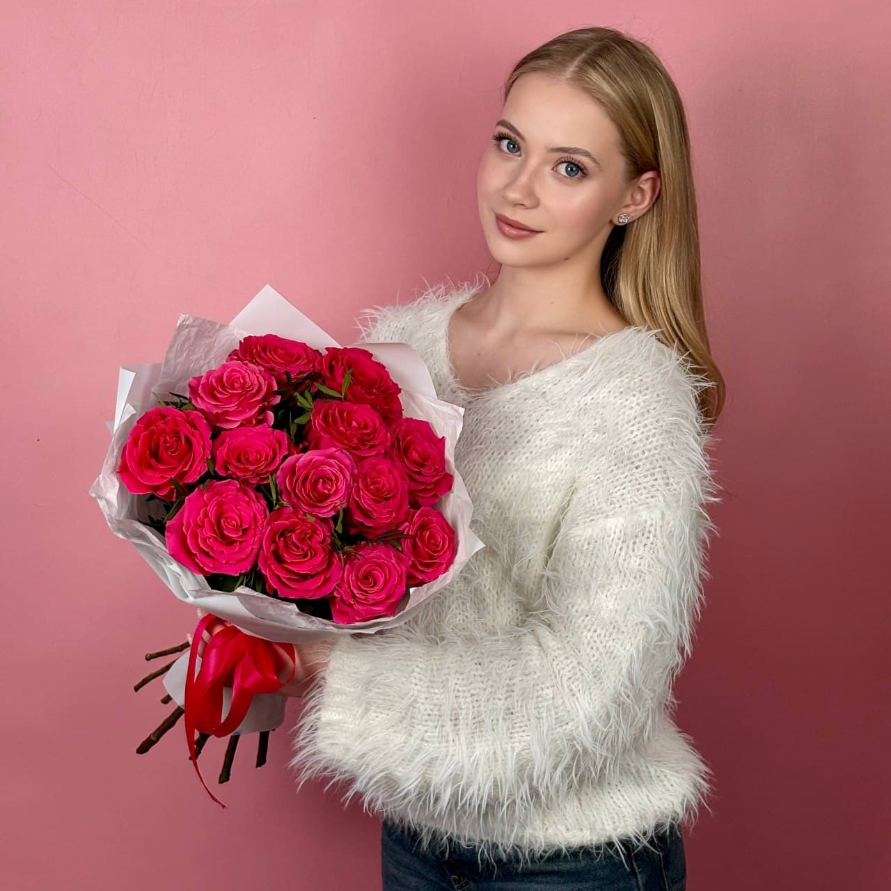 Розовые розы с зеленью 13 шт. в упаковке — миниатюра 6