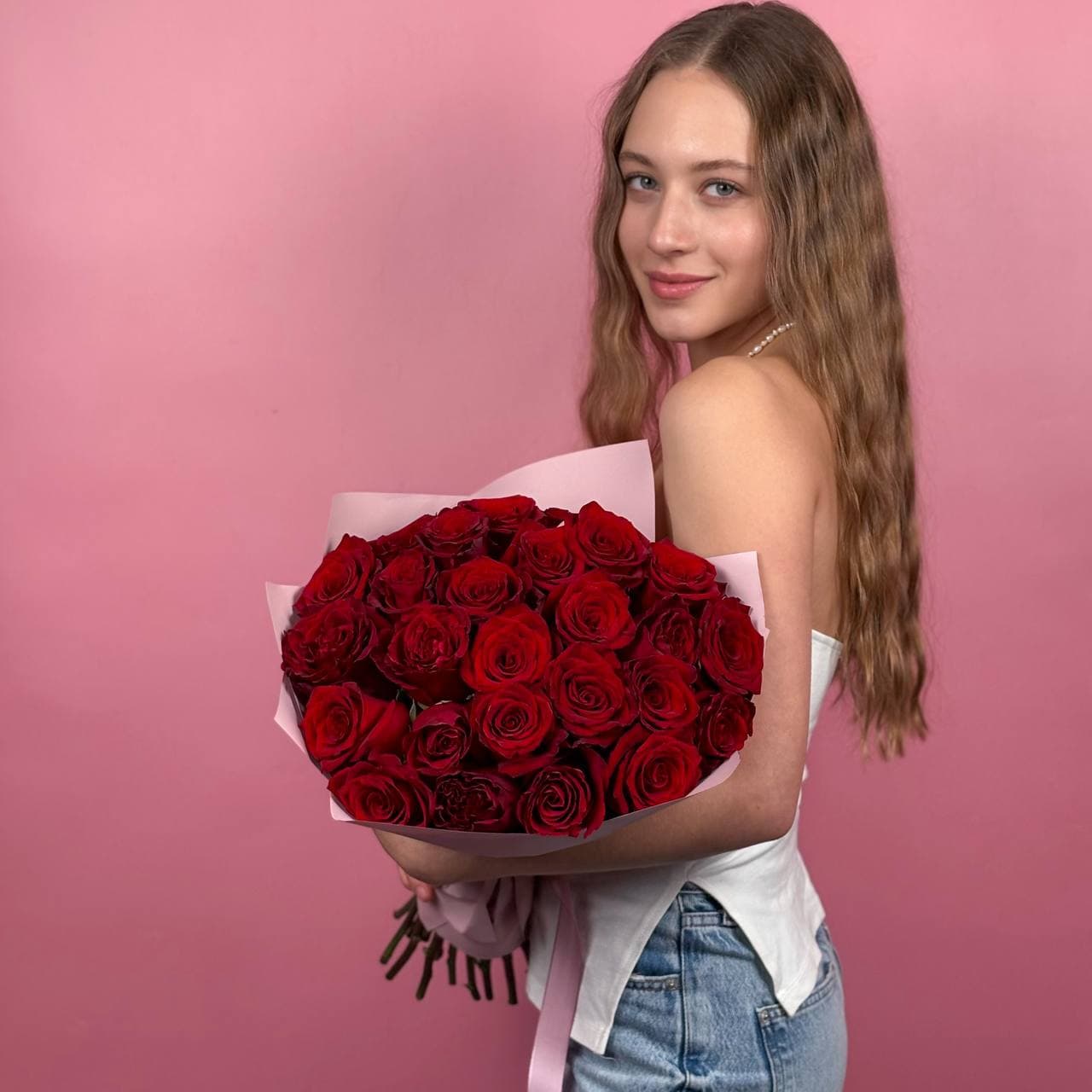 Красные розы в упаковке 25 шт. — миниатюра 2