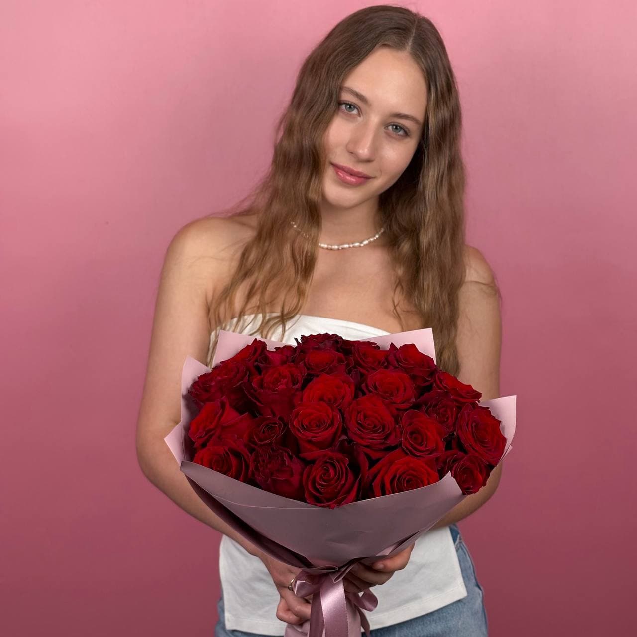 Красные розы в упаковке 25 шт. — миниатюра 3
