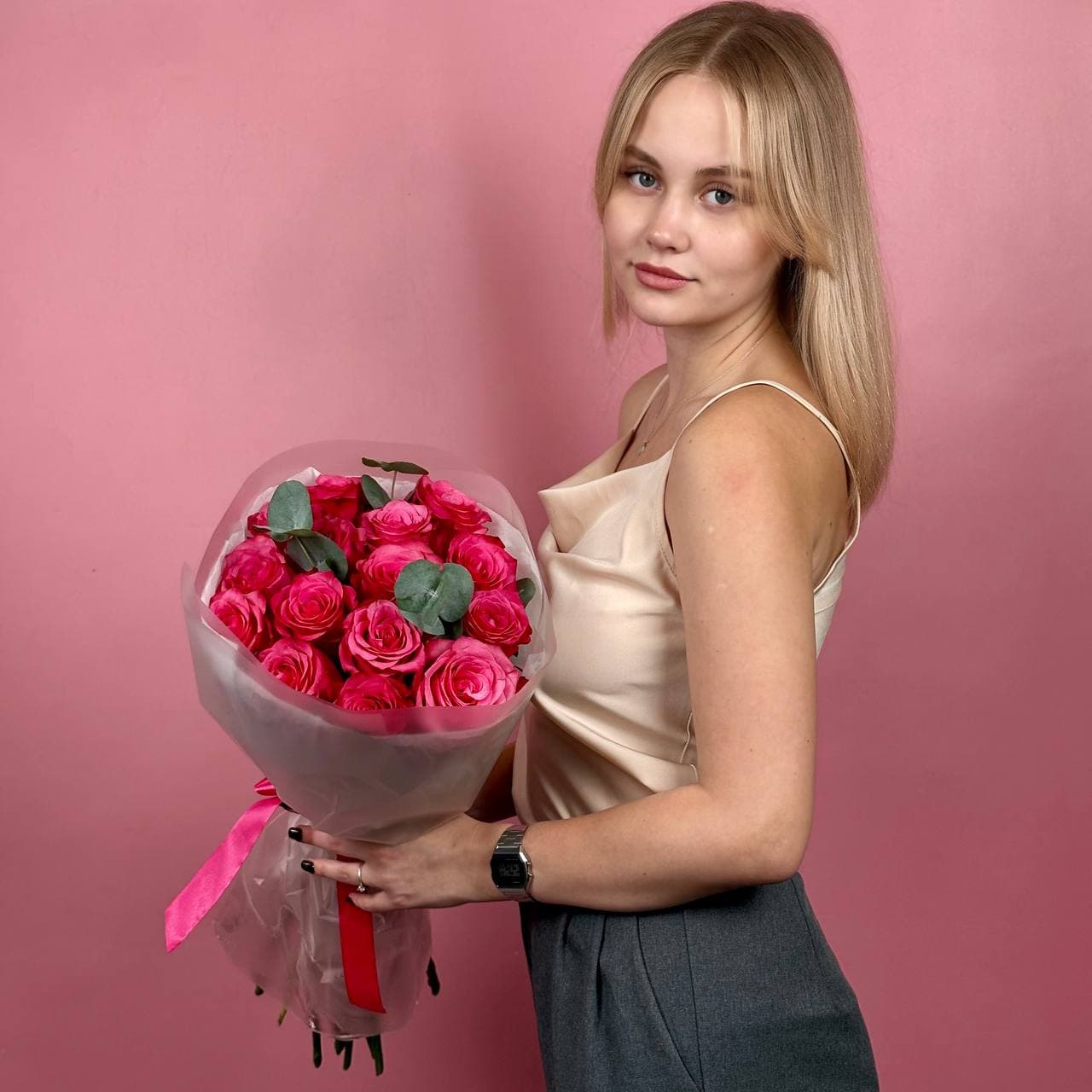 Розовые розы с эвкалиптом 15 шт — миниатюра 2