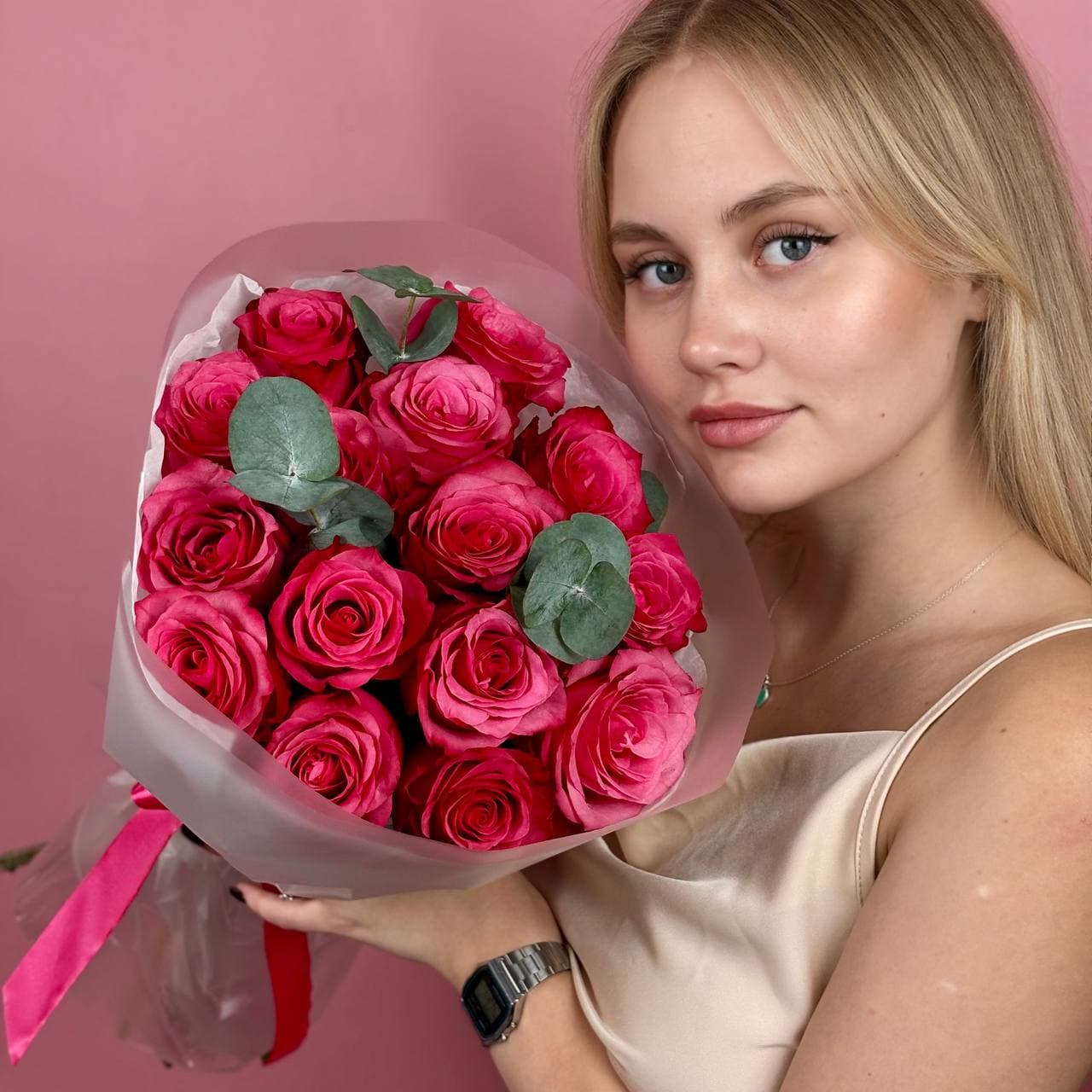 Розовые розы с эвкалиптом 15 шт — миниатюра 3