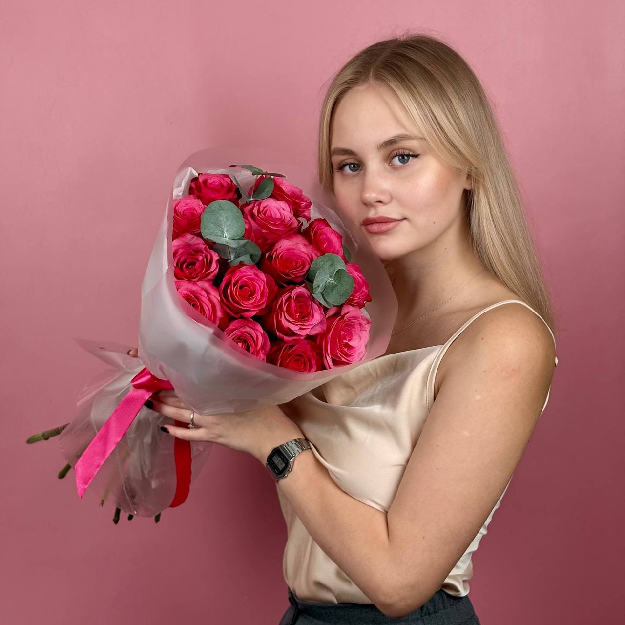Розовые розы с эвкалиптом 15 шт — миниатюра 5