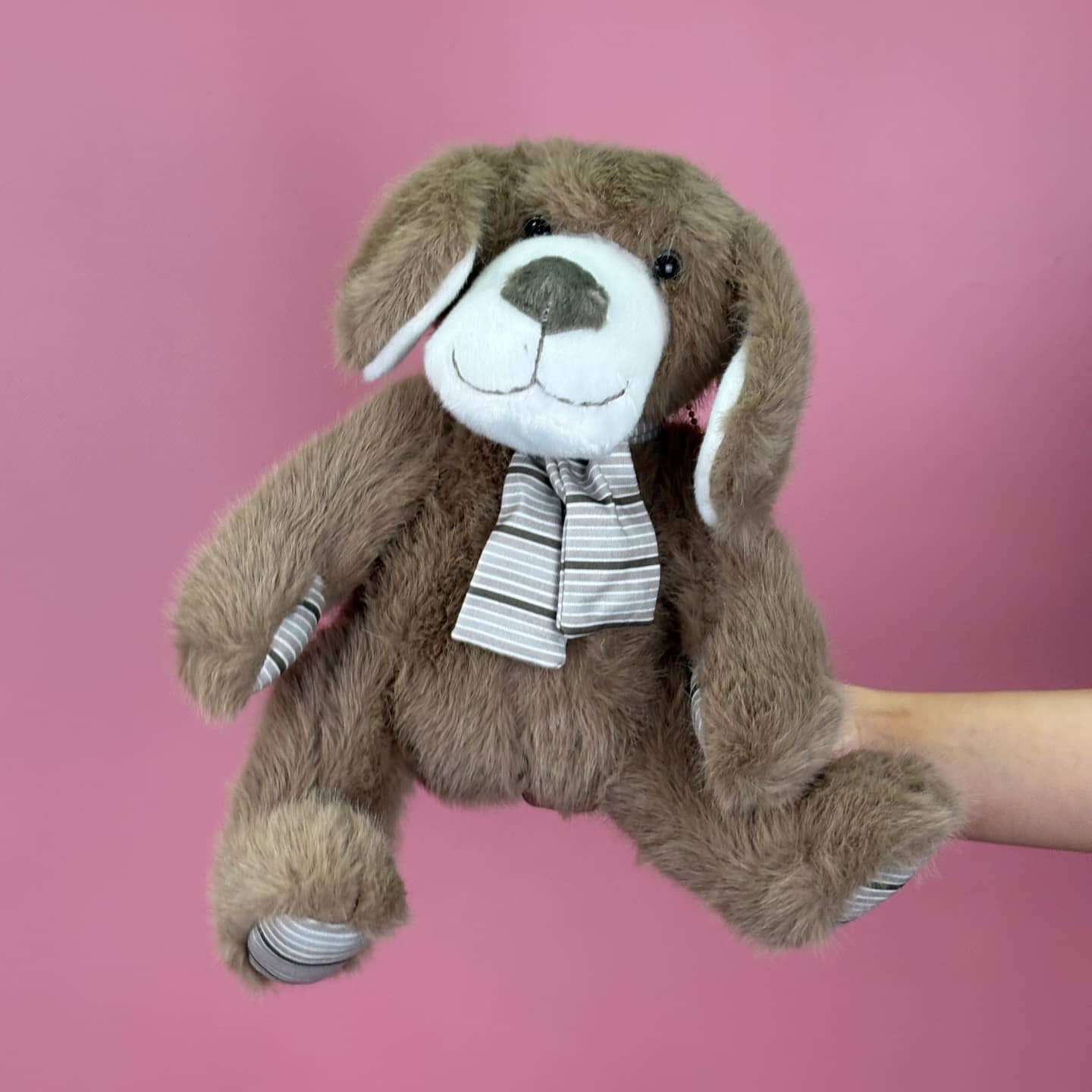 Игрушка мягконабивная ТМ "Relana" Собака бежевая в шарфике, 22 см, в/п 22*18*17 см — фото 1