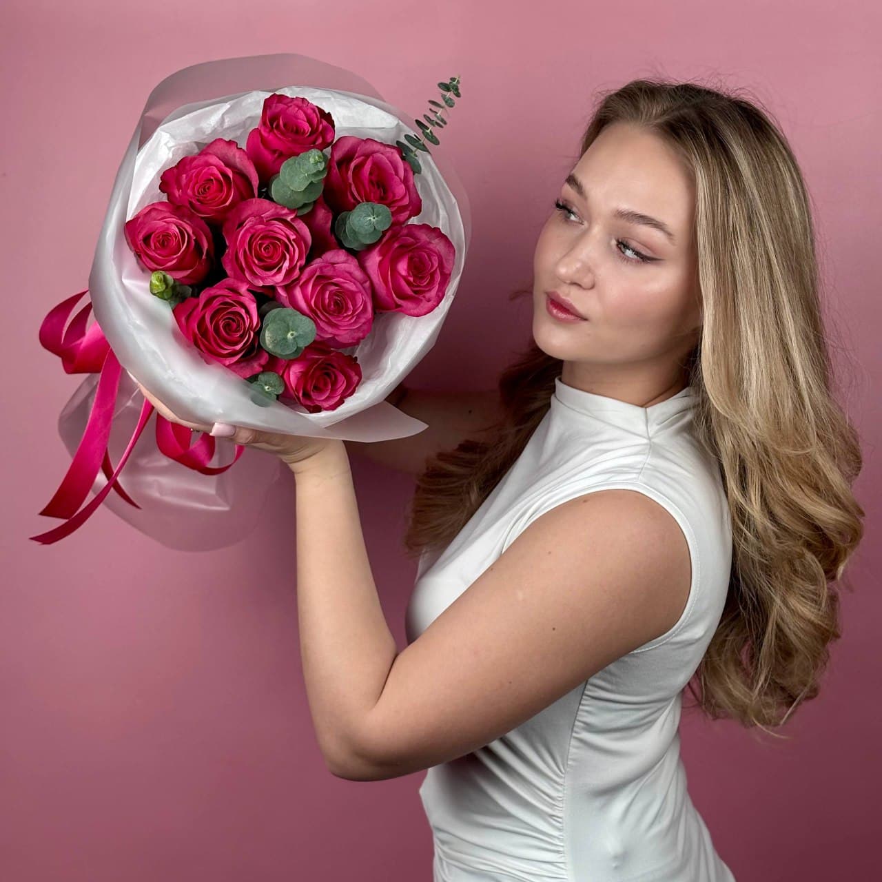 Розовые розы с эвкалиптом 9 шт. — миниатюра 2