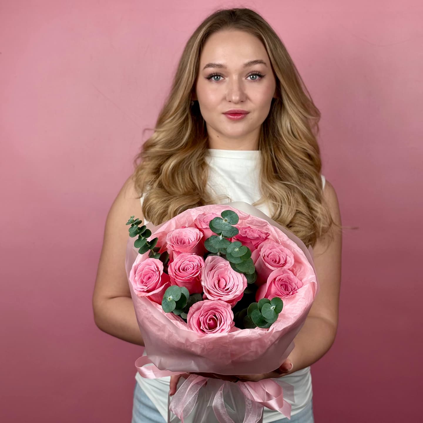 Розовые розы, 9 шт. в упаковке с эвкалиптом — миниатюра 2
