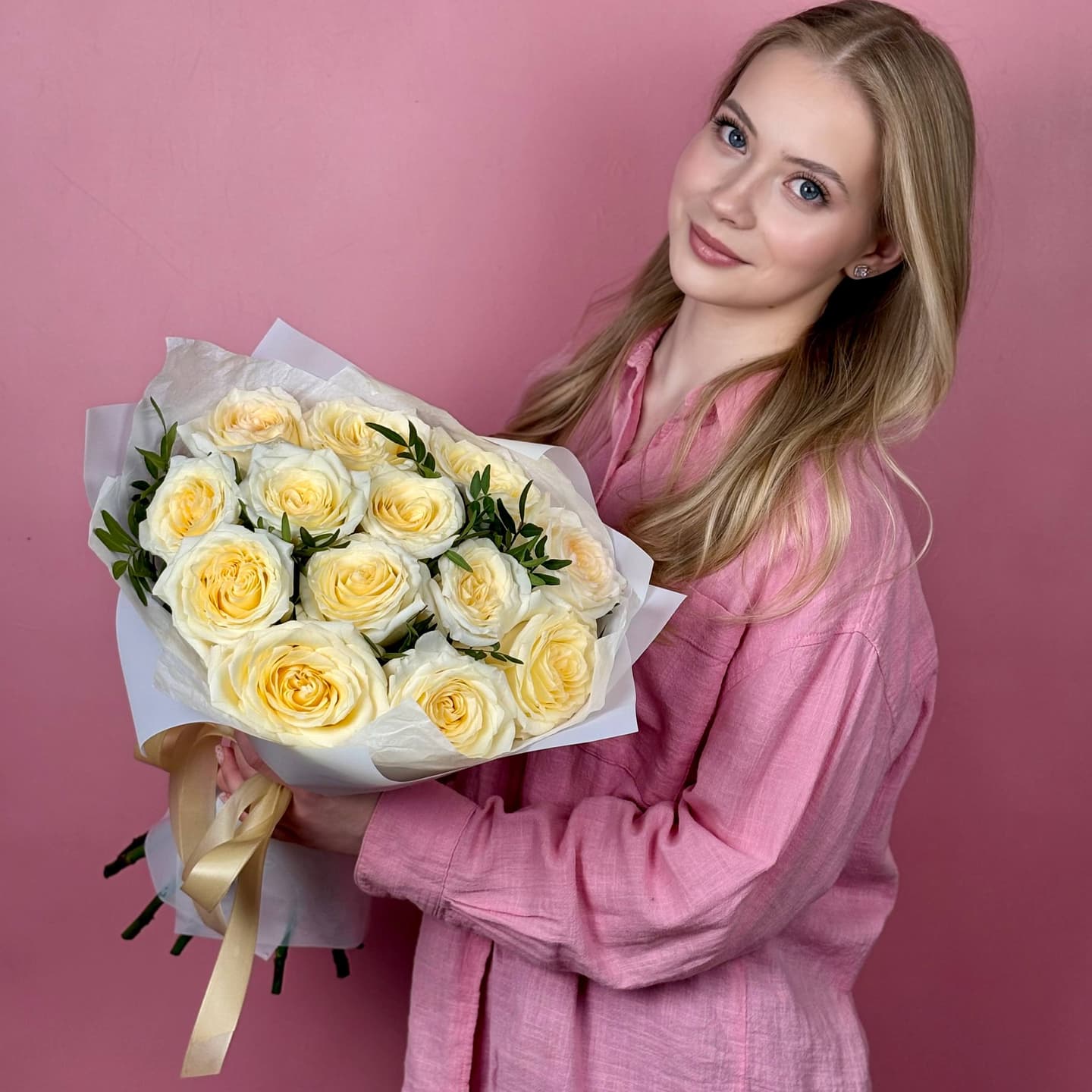 Розы Канделайт с зеленью 13 шт. в упаковке — миниатюра 4