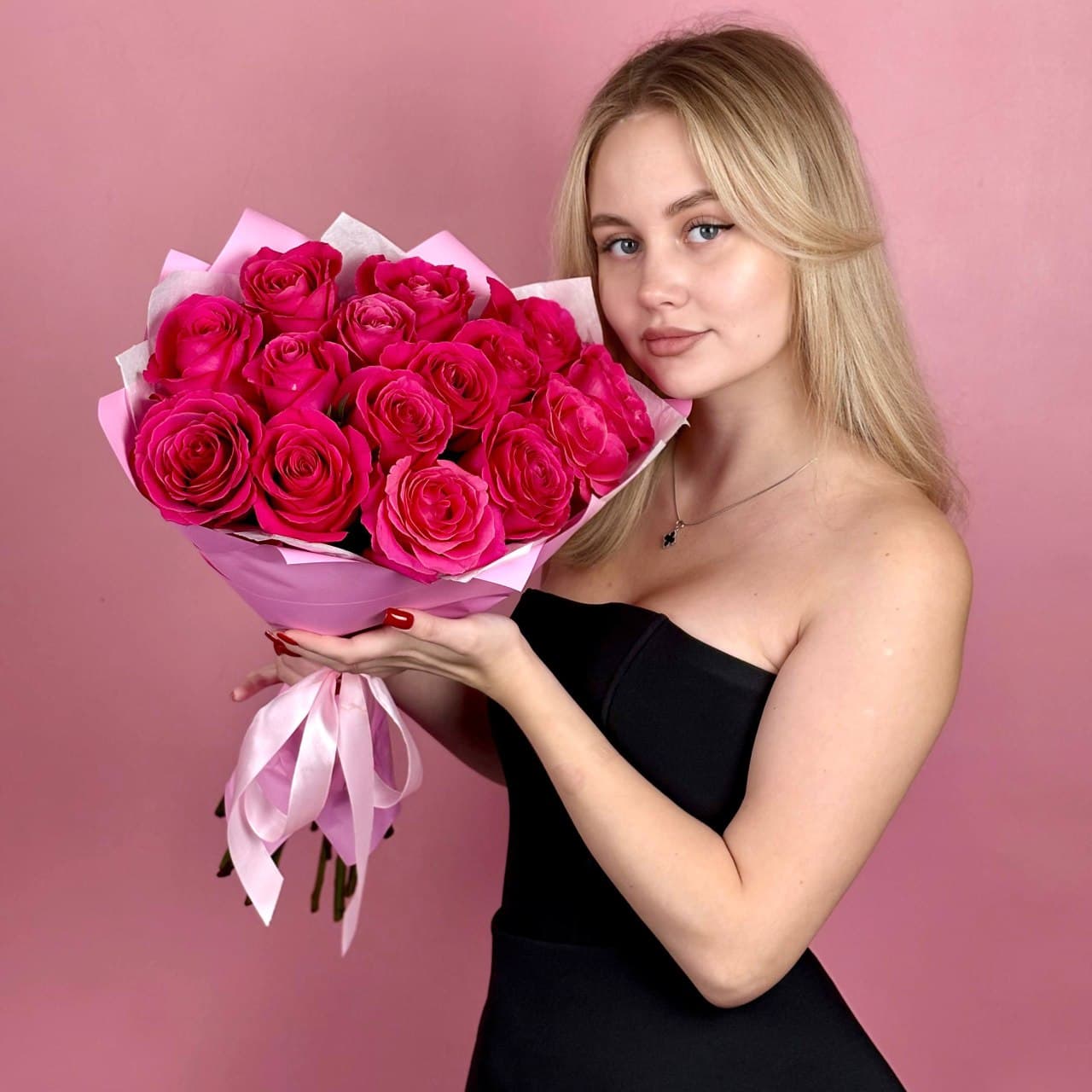 Розовые розы 15 шт в упаковке — миниатюра 4