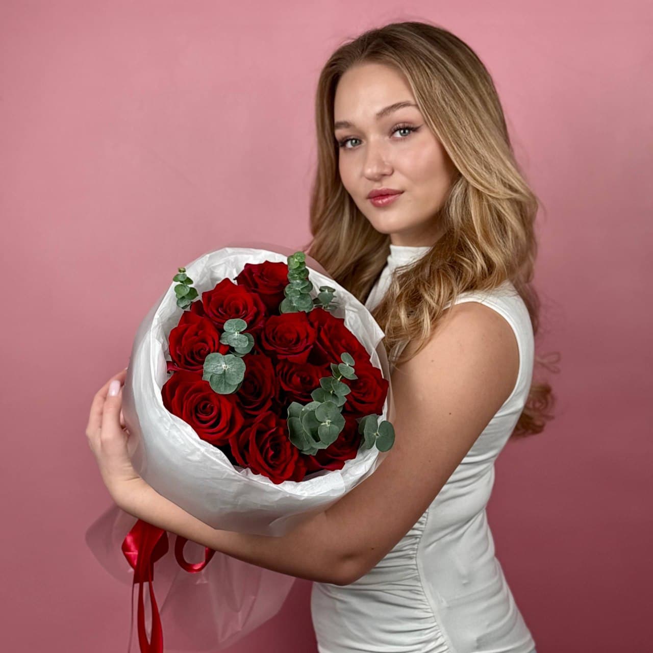 Красные розы с эвкалиптом 11 шт. — миниатюра 2