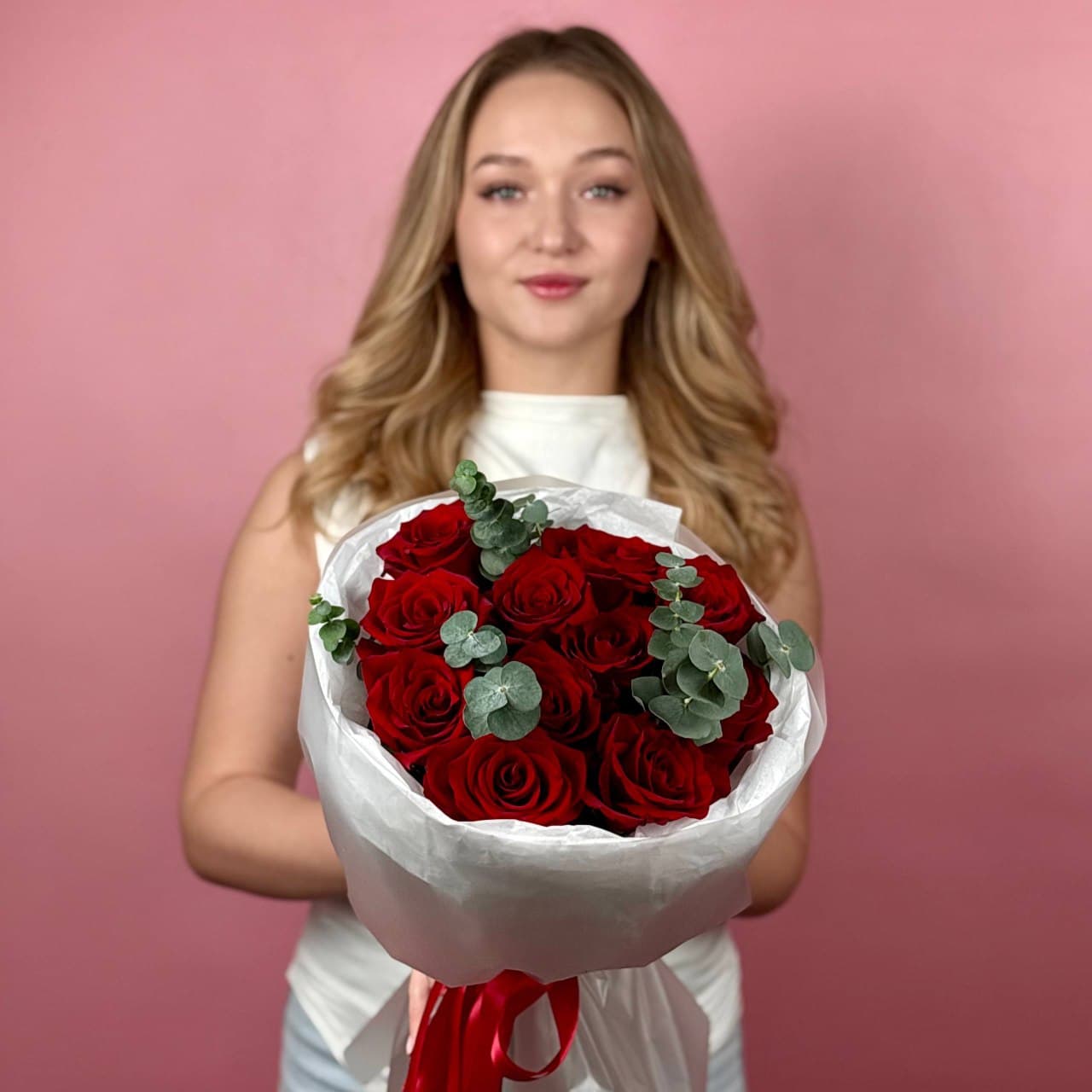 Красные розы с эвкалиптом 11 шт. — миниатюра 5