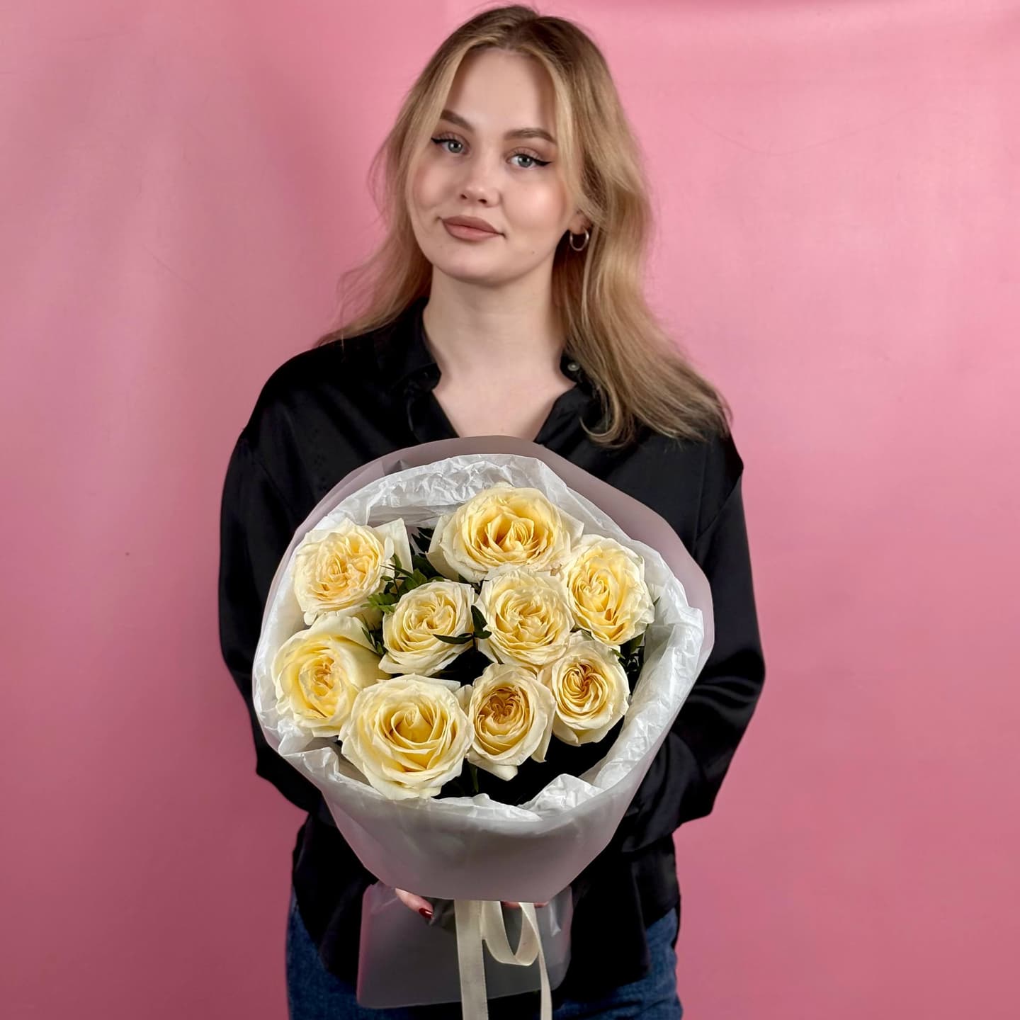 Розы Канделайт с зеленью 9 шт. в упаковке — миниатюра 4