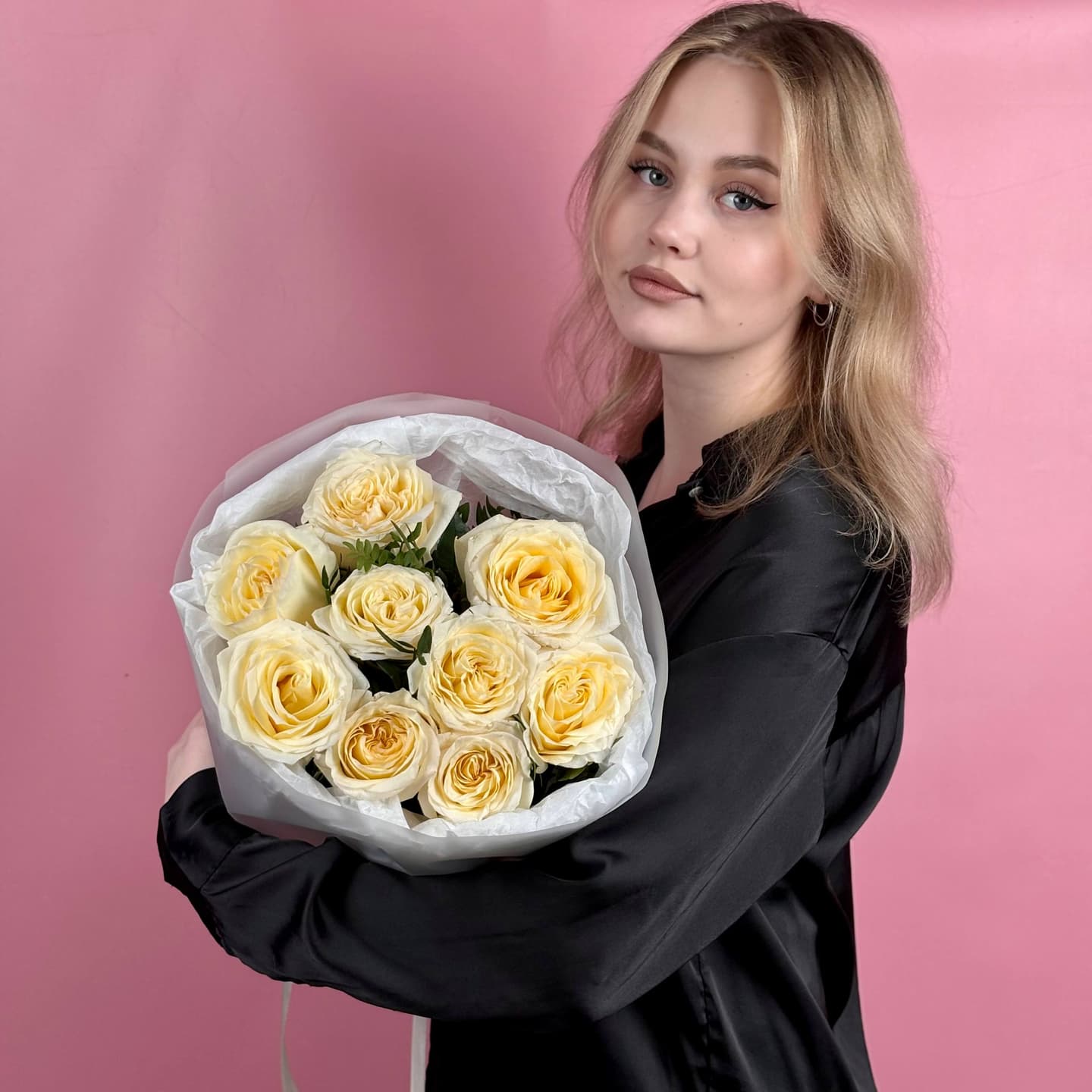 Розы Канделайт с зеленью 9 шт. в упаковке — миниатюра 6