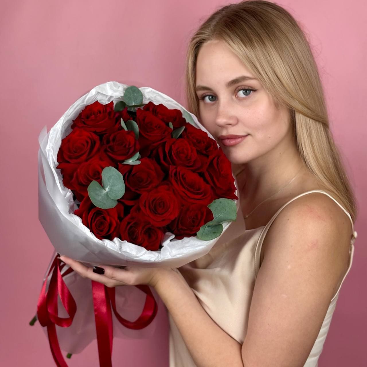 Красные розы с Эвкалип в упаковке 15 шт. — миниатюра 2