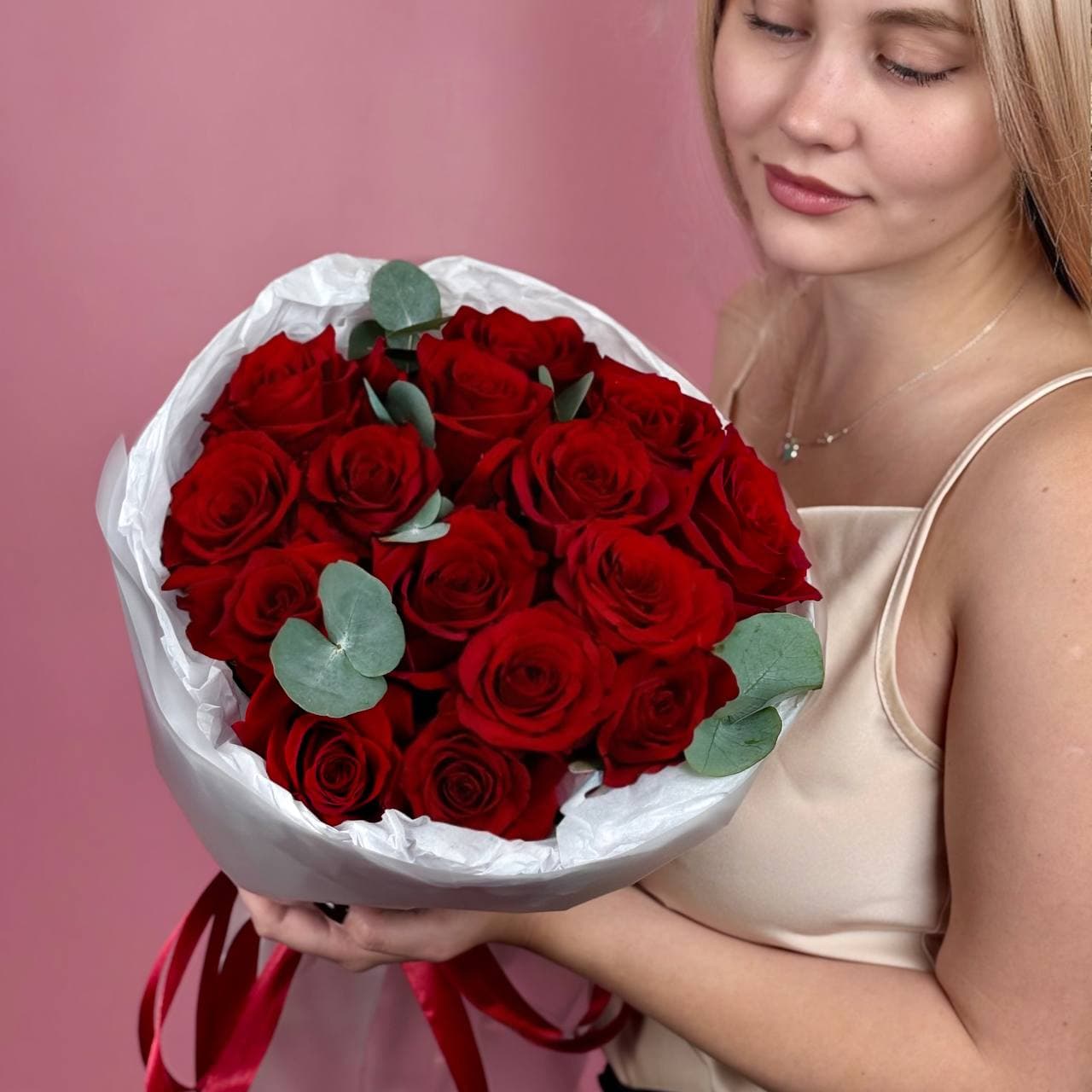 Красные розы с Эвкалип в упаковке 15 шт. — миниатюра 6